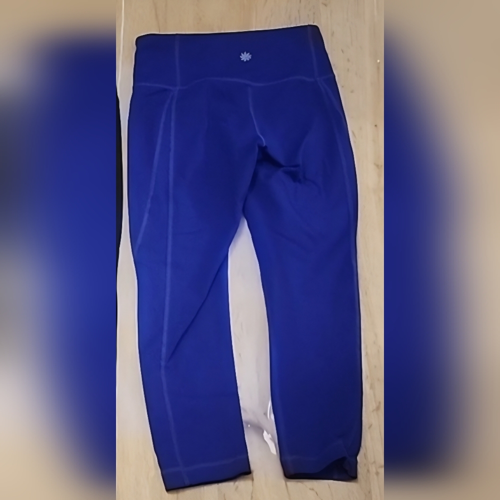 Athleta Revelation Capri Yoga Pants cropped leggings purple XXS